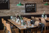 シュットルフにあるHotel Nickischのレストランのテーブルと椅子の列