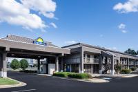 Un hotel con un cartel en la fachada del edificio. en Days Inn by Wyndham Wilson, en Wilson