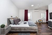 Televízia a/alebo spoločenská miestnosť v ubytovaní Apinelo Port Rooms
