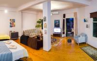 Artistic Getaway Home - Super Centralにあるテレビまたはエンターテインメントセンター