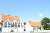 un edificio con una bandera delante en Skagen Motel, en Skagen