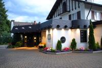 una casa con un patio con flores delante en Waldhotel Luise, en Freudenstadt