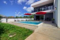 Bazén v ubytovaní Modern villa Ema with private pool near Pula and the beach alebo v jeho blízkosti
