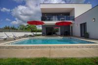 Bazén v ubytovaní Modern villa Ema with private pool near Pula and the beach alebo v jeho blízkosti