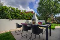Vonkajšia záhrada v ubytovaní Modern villa Ema with private pool near Pula and the beach