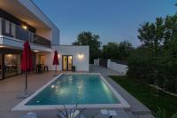 Bazén v ubytovaní Modern villa Ema with private pool near Pula and the beach alebo v jeho blízkosti