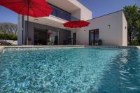 Bazén v ubytovaní Modern villa Ema with private pool near Pula and the beach alebo v jeho blízkosti