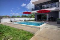 Bazén v ubytovaní Modern villa Ema with private pool near Pula and the beach alebo v jeho blízkosti