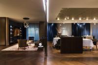 地拉那Maritim Hotel Plaza Tirana的摆放着白色桌椅的餐厅