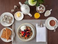 una mesa con un plato de desayuno, comida y café en The Royal Duchy Hotel, en Falmouth