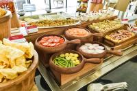 un buffet con muchos tipos diferentes de comida en tazones en Ramada by Wyndham Bengaluru Yelahanka, en Yelahanka