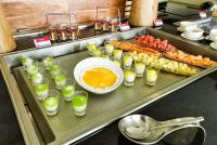 Un buffet con un montón de vasos de jugo y bebidas. en Ramada by Wyndham Bengaluru Yelahanka, en Yelahanka