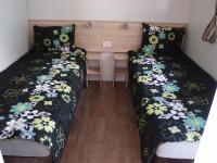 Posteľ alebo postele v izbe v ubytovaní Victoria Mobilhome Camping Dole-Živogošče