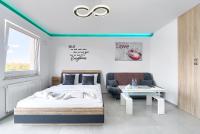 Posteľ alebo postele v izbe v ubytovaní Good Day Apartments- private parking new town