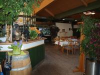 ein Restaurant mit Bar sowie Tischen und Stühlen in der Unterkunft Landhotel Wieseneck in Winterfeld