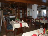ein Esszimmer mit zwei Tischen und Stühlen in einem Restaurant in der Unterkunft Landhotel Wieseneck in Winterfeld
