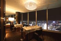Un restaurante con dos mesas y vistas a la ciudad. en Hotel Arc Riche Toyohashi, en Toyohashi
