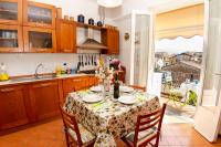 A kitchen or kitchenette at Sinidio
