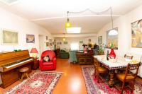 A seating area at Sinidio
