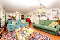 A seating area at Sinidio