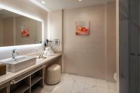 ein Badezimmer mit Waschbecken, Spiegel und Dusche in der Unterkunft Scarlet Pearl Casino Resort in Biloxi