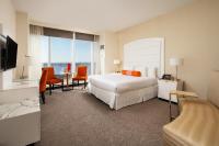 ein Hotelzimmer mit einem Bett und einem Wohnzimmer in der Unterkunft Scarlet Pearl Casino Resort in Biloxi