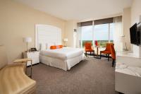 ein Hotelzimmer mit einem Bett und einem großen Fenster in der Unterkunft Scarlet Pearl Casino Resort in Biloxi