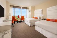 ein Hotelzimmer mit zwei Betten und einem Tisch in der Unterkunft Scarlet Pearl Casino Resort in Biloxi