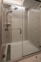 eine Dusche mit einer Glastür in einem Badezimmer in der Unterkunft Scarlet Pearl Casino Resort in Biloxi