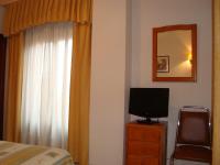 A television and/or entertainment centre at Hostal Universal