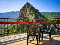 balcón con 2 sillas y vistas a la montaña en Hotel Restaurante Felipe II, en Ayna