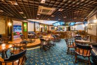 Un restaurante con mesas y sillas en una sala. en Cosmos 100 Hotel & Centro de Convenciones - Hoteles Cosmos, en Bogotá