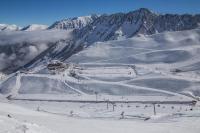 a group of people skiing down a snow covered mountain at T2 RESIDENCE 3 ETOILES Piscine chauffée Sauna Hammam in Cauterets