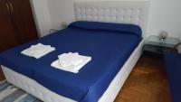 A bed or beds in a room at Riviera 34