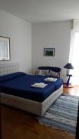 A bed or beds in a room at Riviera 34