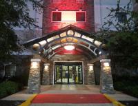 un edificio con un arco frente a un edificio en WeStay Suites - Covington&#47;Mandeville, en Covington
