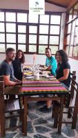 un grupo de personas sentadas alrededor de una mesa en Eco Hacienda Roman, en Machu Picchu