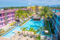 una vista aérea de la piscina del resort en Miami Inn, en Nuevo Vallarta 