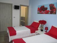 Łóżko lub łóżka w pokoju w obiekcie B&B Mare di Augusta La Finestra sul Porto
