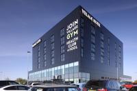 ベージングストークにあるVillage Hotel Basingstokeの駐車場に車が駐車されている建物