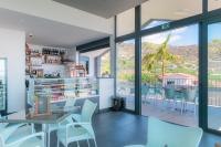 ein Esszimmer mit Tisch und Stühlen in der Unterkunft Engenho Velho Hotel & Restaurante - Adults Only in Arco da Calheta