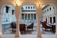 マンダワにあるThe Legacy Mandawaの建物内のダイニングルーム(椅子、テーブル付)