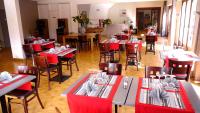 Restaurace v ubytování Hôtel Les Persèdes