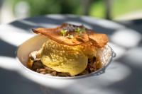 un plato de comida con un sándwich y una tostada en Le Spinaker, en Le Grau-du-Roi