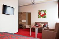 Televízia a/alebo spoločenská miestnosť v ubytovaní Hotel Politański