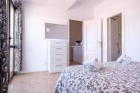 Postel nebo postele na pokoji v ubytování Jacaranda Apartments & Studios