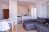 Kuchyň nebo kuchyňský kout v ubytování Jacaranda Apartments & Studios