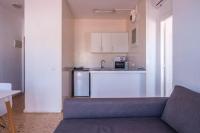 Kuchyň nebo kuchyňský kout v ubytování Jacaranda Apartments & Studios