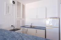 Kuchyň nebo kuchyňský kout v ubytování Jacaranda Apartments & Studios