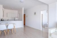Kuchyň nebo kuchyňský kout v ubytování Jacaranda Apartments & Studios